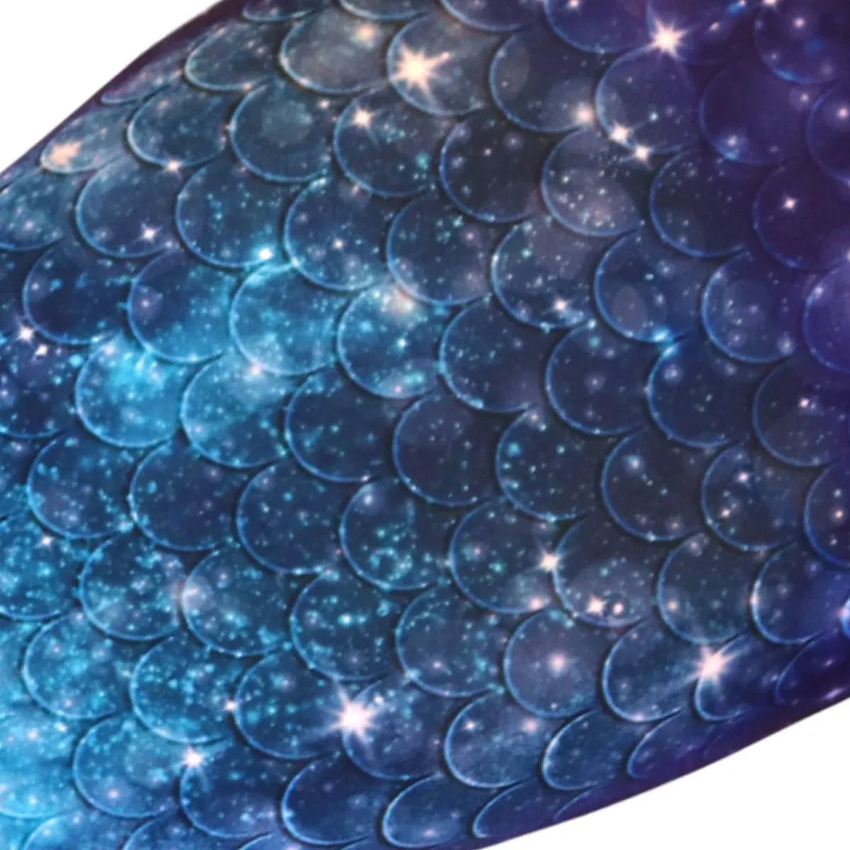 Detail stof van zeemeermin staart Star of the Sea Blue met glanzende print – Mermaid Sisters